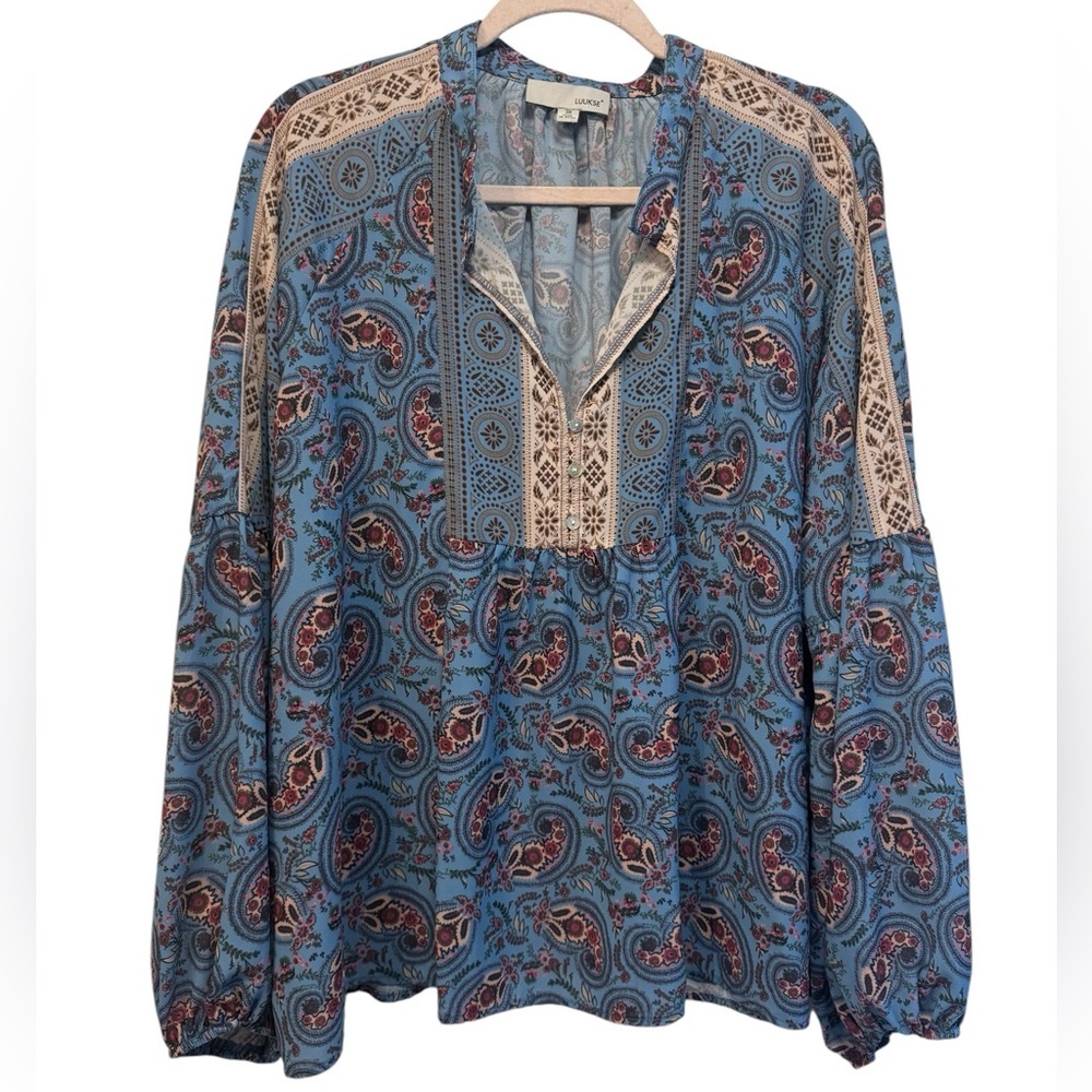 Luukse woman's blue‎ paisley and floral top.  Size 3X